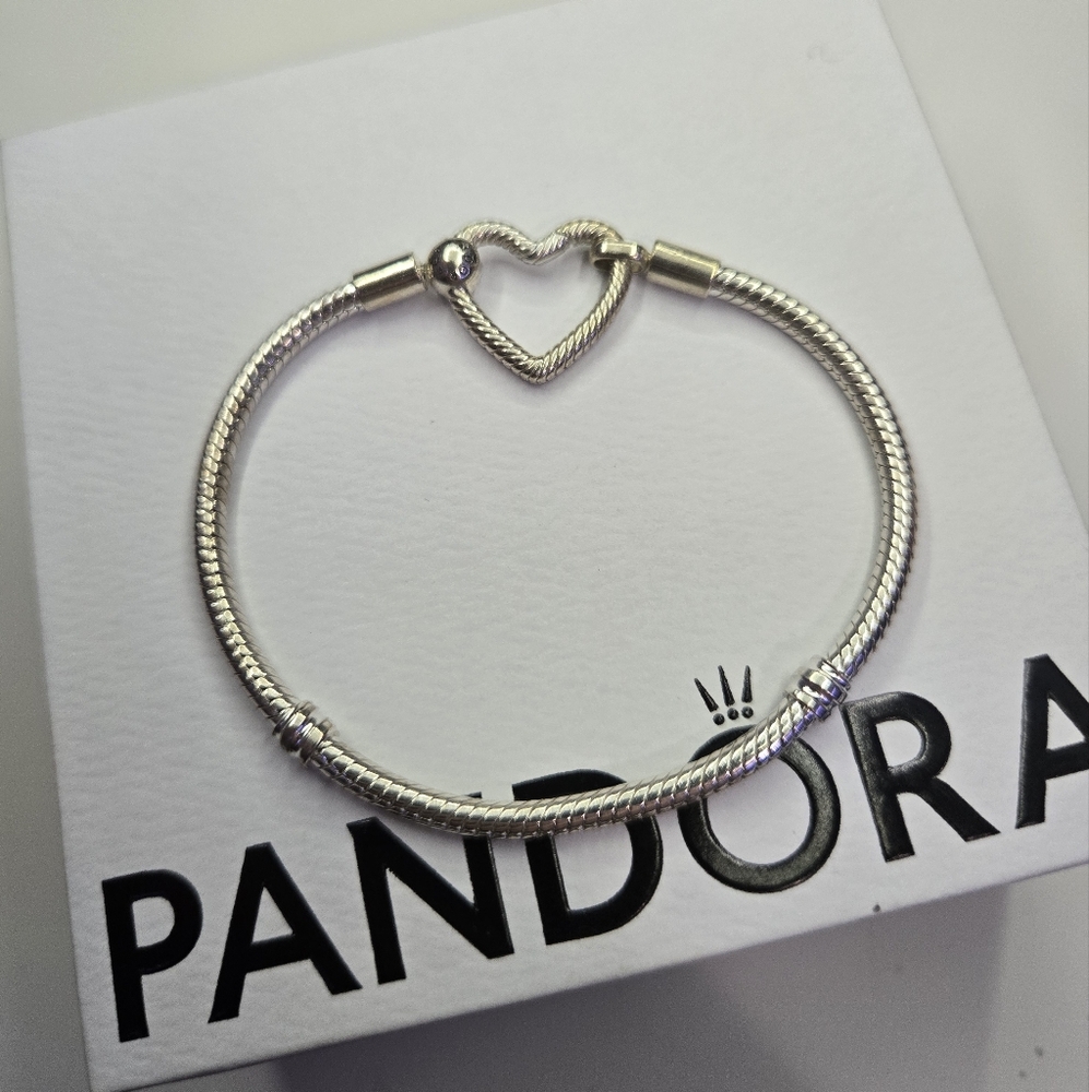 Pandora Heart Closure Charm Braclet - size 16